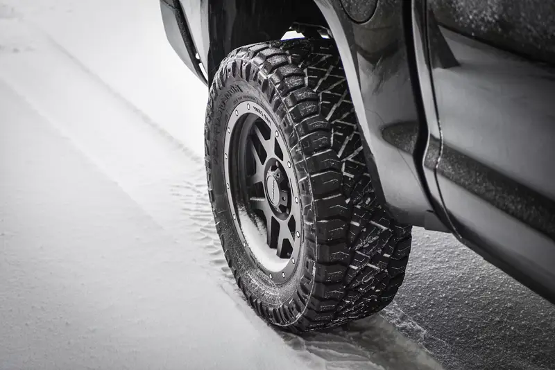 Pneu d’hiver sur une route enneigée